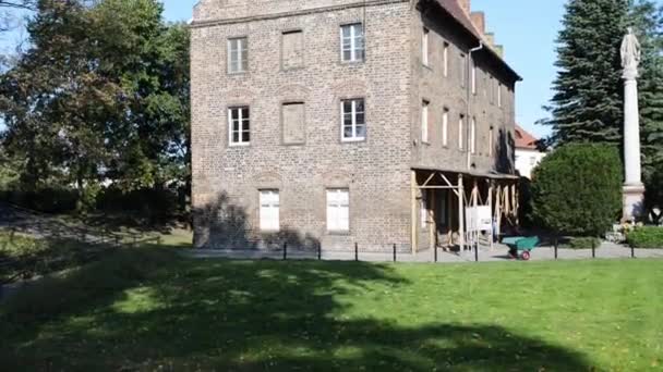 Psalmodists House and statue of Virgin Mary Immaculate in Poznan on Cathedral Island, together with remains of palace. Poznan (Posen) is a city on Warta river in west-central Poland. — Stock Video