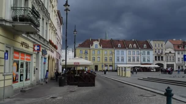 Oude markt stadsplein in Bydgoszcz. Bydgoszcz (Bromberg, Bydgostia) is een stad in het noorden van Polen, op Brda en Vistula rivieren. Het heeft zijn zetel van Bydgoski, woiwodschap Kujavië-Pommeren. — Stockvideo