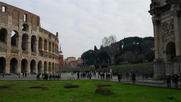 El Coliseo o Coliseo, también conocido como Anfiteatro Flavio, es un anfiteatro ovalado en el centro de la ciudad de Roma, Italia. Construido de hormigón y arena, es el anfiteatro más grande. — Vídeos de Stock