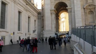 St. Peter kare doğrudan St. Peter's Bazilikası Vatikan Şehri, mahalle veya Borgo rione batısında doğrudan Roma içinde yerleşim Papa'nın önünde bulunan büyük bir plaza olduğunu.