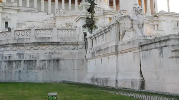 Altare della Patria, är ett monument som byggdes för att hedra Victor Emmanuel, den första kungen av ett enat Italien, som ligger i Rom, Italien. Det upptar en plats mellan Piazza Venezia och Capitoline Hill. — Stockvideo