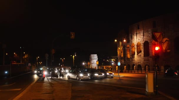 Il Colosseo o Colosseo, noto anche come Anfiteatro Flavio, è un anfiteatro ovale situato nel centro di Roma. È l'anfiteatro più grande. Colosseo si trova appena ad est del Foro Romano . — Video Stock