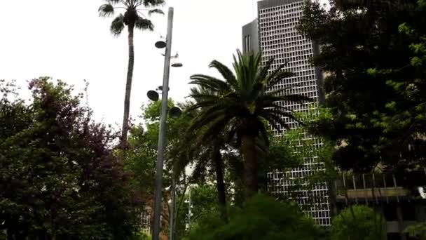 Palma, Spanien-april 22 2016:4K termometer och hygrometer på Plaza de Espana med ett monument över kung Jaume III i Palma de Mallorca, Balearerna i Spanien. — Stockvideo