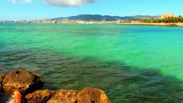 4 k Panorama miasta Palma de Mallorca. Palma jest stolicą i największym miastem w Autonomicznej Wspólnocie wysp Balearów w Hiszpanii. Znajduje się na południowym wybrzeżu Majorki na zatoki Palma. — Wideo stockowe