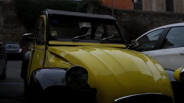 ROME, ITALIE - 23 JANVIER 2016 : La vieille voiture jaune Citroën dans les rues de Rome, Italie . — Video