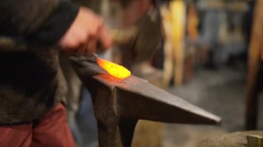 Krakow, Polonya - 4 Ocak 2016: Smith örs üzerinde bir kırmızı-sıcak bıçak vardır.