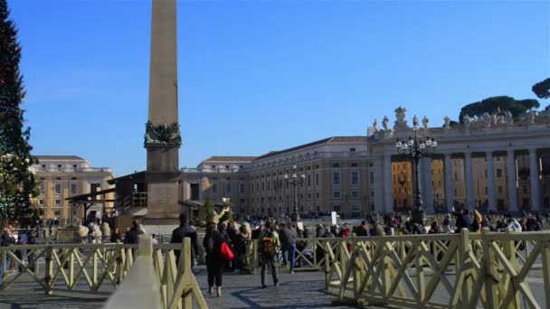 Vatikan - 24 Ocak 2016: St. Peter Meydanı büyük plaza St Peters Bazilikası, Papa'nın yerleşim bölgesi içinde Roma, mahalle veya Borgo rione batısında doğrudan doğrudan önünde bulunan. — Stok video