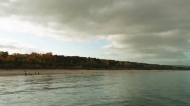 Timelapse: Ekim ayında yürüyen insanlarla Sopot Baltık Denizi Kıyıları.