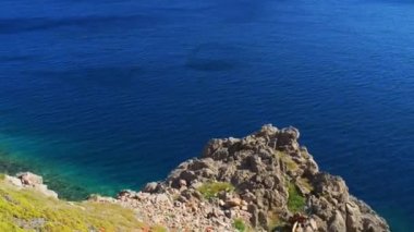 Adriyatik Denizi sıcak güneşli bir Hırvat kayalık sahil.