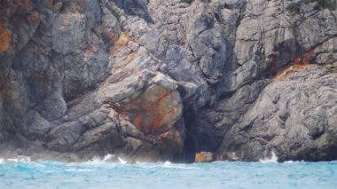 Kayalık sahilde yüksek dalga kırılıyor. Puerto de Soller, Mallorca, Balear Adaları, İspanya.