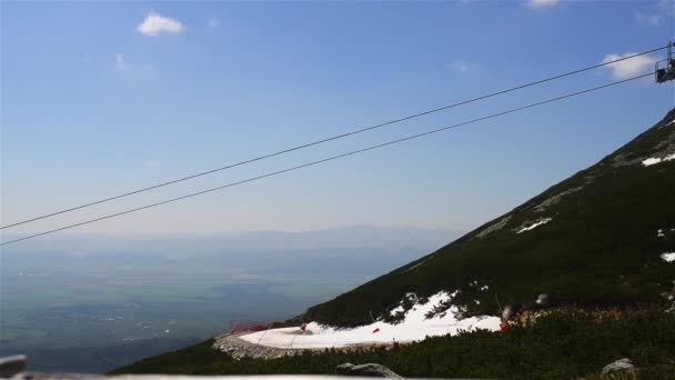 The lift on the Lomnicky stit in High Tatras. Tatra Mountains, Tatras or Tatra, are a mountain range that form a natural border between Slovakia and Poland. — Stock Video