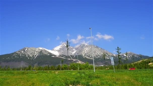 Tatrách, Tatry nebo Tatra, jsou pohoří, které tvoří přirozenou hranici mezi Slovenskem a Polskem.
