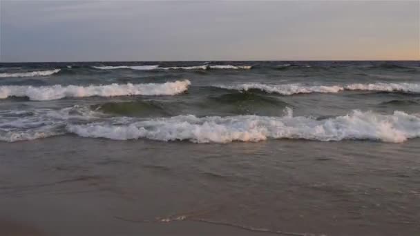 Ondas do mar perto da costa durante o pôr do sol . — Vídeo de Stock