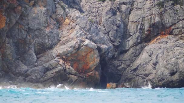 Hög Vågs brytning på klippiga kusten. Puerto de Soller, Mallorca, Balearerna, Spanien. — Stockvideo