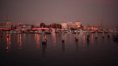 Gdynia limanında su yansıması ile deniz kenarında akşam aydınlatma. Gdynia Polonya Pomeranian Voivodeship bir şehir ve Baltık Denizi'nin güney kıyısında Gdansk Körfezi önemli bir liman.