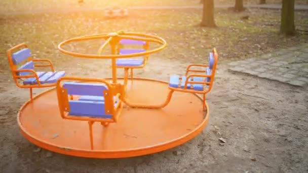 Childrens carrousel in de speeltuin. — Stockvideo