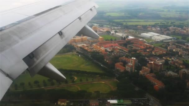 O avião sobrevoa a Itália ao aproximar-se de Roma . — Vídeo de Stock