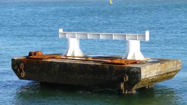 Bir bollard kısa bir yazı. Başlangıçta bir gemi veya rıhtım, esas olarak demirleme için kullanılan bir yazı anlamına geliyordu. — Stok video