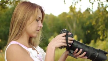 kamera Park yaz yeşil karşı gülümseyen güzel genç kadın portresi.