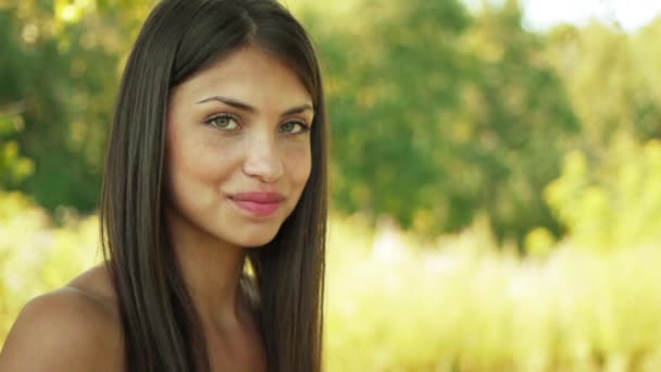Portré profil arc fiatal gyönyörű nő, a zöld háttér nyári természet. — Stock videók