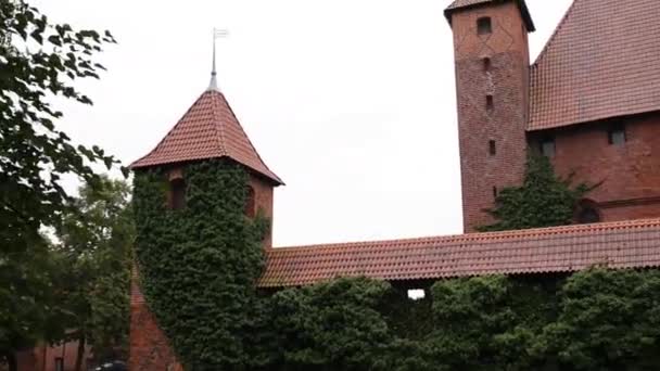 El Castillo de la Orden Teutónica en Malbork es el castillo más grande del mundo por superficie. Fue construido en Marienburg, Prusia por los Caballeros Teutónicos, en una forma de fortaleza de Ordensburg . — Vídeo de stock