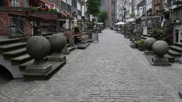 Gdansk Mariacka Sokağı. Gdansk (Danzig) Polonya Baltık kıyıları, sermaye Pomeranya Voyvodalığı, Lehçe asıl liman ve ülkenin en büyük dördüncü metropol merkezinin şehirdir. — Stok video