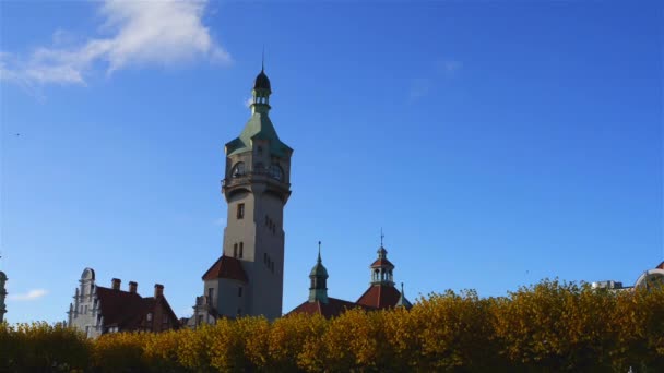 Maják v Sopotech - navigační zařízení na polské baltském pobřeží, se nachází v Sopoty, Polsko. Postaven v roce 1903 jako součást Balneological ústavu. — Stock video