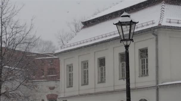 Сильный снегопад возле церкви Святого Джайлза в центре Кракова. Город Краков, Малая Польша, является основным городским пространством, расположенным в центре города . — стоковое видео