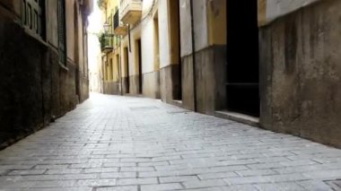 Palma'nın eski dar caddesi. Palma, İspanya'nın Balear Adaları özerk topluluğunun başkenti ve en büyük şehridir. Palma Körfezi'nde Mayorka'nın güney kıyısında yer almaktadır..