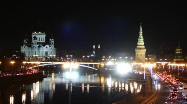 Moskova Kremlin Moskova Nehri bir arka planda geceleri. Moskova Kremlin, Moskova'nın kalbinde müstahkem bir kompleks olduğunu. Karmaşık Rusya Federasyonu Başkanı resmi ikametgahı olarak hizmet vermektedir..
