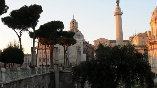 Columna de Trajanos, Basílica Ulpia e Iglesia del Santísimo Nombre de María en el Foro de Trajano en Roma, Italia . — Vídeo de stock