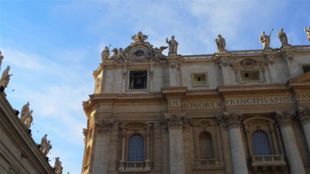 Timelapse St. Peter Square is een groot plein gelegen direct voor de Sint-Pietersbasiliek in Vaticaanstad, pauselijke enclave in Rome, direct ten westen van de buurt of Rione van Borgo — Stockvideo