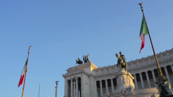 Altare della Patria是一座纪念意大利统一后第一位国王维克托 · 伊曼纽尔的纪念碑，位于意大利罗马。它占据了皮亚扎伊利亚广场和首都山之间的一个地方. — 图库视频影像