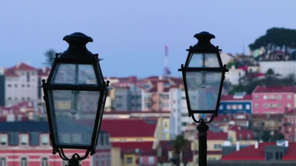 Передавати фокус: Лампа вулиці на тлі Старого міста. Частина Лісабона розташована столиця і найбільше місто Португалії. — стокове відео
