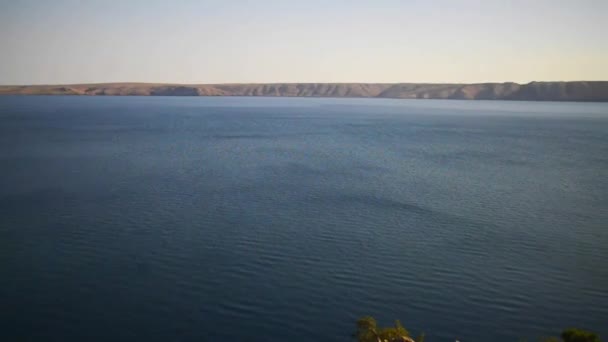 Chorwackie wybrzeże skaliste nad Morzem Adriatyckim, w słoneczny dzień gorący. — Wideo stockowe