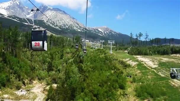 The lift on the Lomnicky stit in High Tatras. Tatra Mountains, Tatras or Tatra, are a mountain range that form a natural border between Slovakia and Poland. — Stock Video