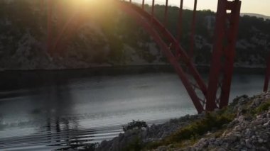 D8 devlet yolu yaklaşık 1 km batıda Maslenica, Hırvatistan yerleşmenin taşıyan bir güverte kemer köprü Maslenica köprüdür