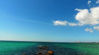 Sahil Mallorca, İspanya Palma town yakınındaki kayalık sahil mavi denizi.