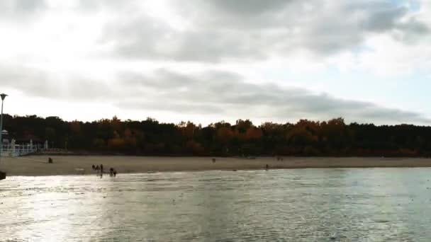 Timelapse: Costa del Mar Báltico en Sopot con gente caminando en octubre . — Vídeo de stock