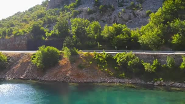 Kroatiska klippiga kusten vid Adriatiska havet en solig varm dag. — Stockvideo