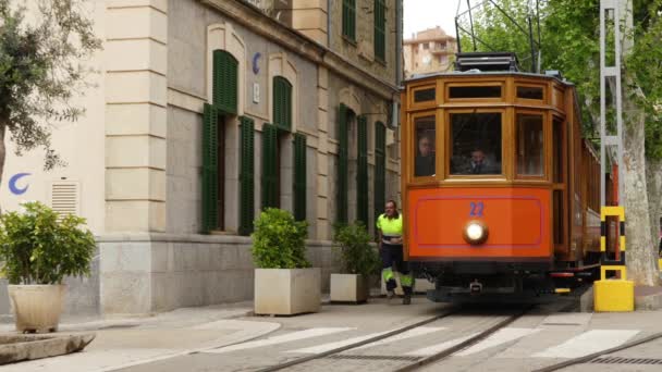 Soller, Majorca-april 4 2016: tram naar Soller in Port de Soller. Port de Soller is een dorp en de haven van de stad Mallorca, in de Balearen, Spanje. — Stockvideo