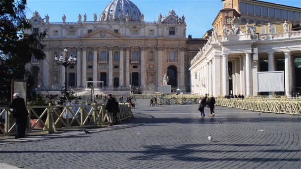 Watykan - 24 stycznia 2016: St. Peter Square duża plaza położony jest naprzeciwko bazyliki St. Peters, papieski enklawa wewnątrz Rzymu, bezpośrednio na zachód od sąsiedztwa lub rione Borgo. — Wideo stockowe