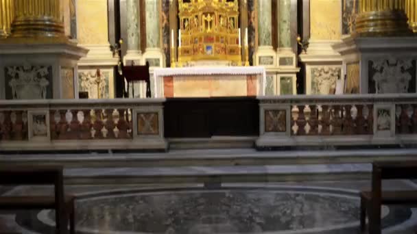 Rome, Italië - 23 januari 2015: Pauselijke Archbasilica van Sint Jan van Lateranen of gewoon het Lateraanse basiliek, de kathedraal kerk van Rome en officiële bisschoppelijke zetel van de bisschop van Rome, de Roman Pontiff is. — Stockvideo