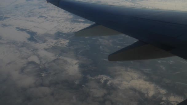 El avión vuela sobre los campos cubiertos de nieve de la Federación Rusa . — Vídeo de stock