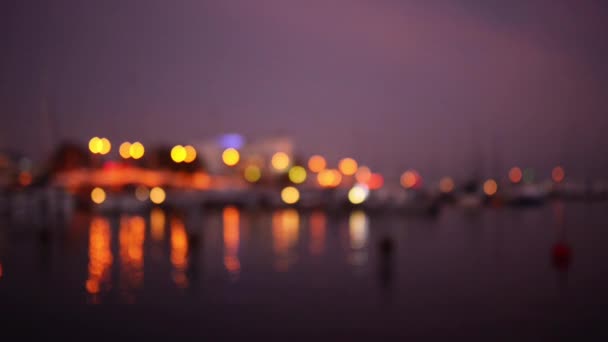 Illuminazione serale in riva al mare con riflessione in acqua . — Video Stock