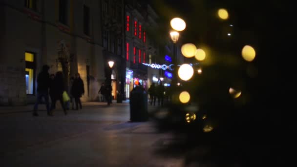 Kerstboom op de achtergrond van de straten van de stad van een winter. — Stockvideo