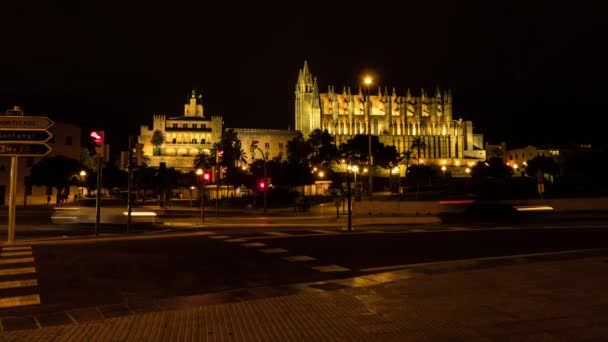 Timelapse: Katedra Santa Maria Palma, więcej powszechnie jako La Seu, jest Katedra gotycka katolicki położony w Palma Majorka, Hiszpania, zbudowany na miejscu wcześniej istniejącego meczetu Arab. — Wideo stockowe