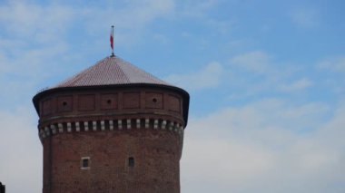 Wawel deniz seviyesinden 228 metre yükseklikte, Krakow, Polonya Vistula nehrinin sol kıyısında bir kireçtaşı çıkıntı üzerine yüzyıllar boyunca inşa edilmiş mimari kompleksi müstahkem