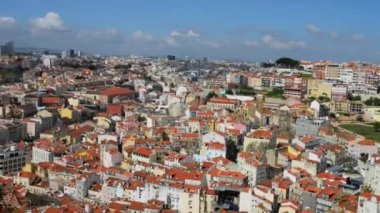 Lizbon Panorama. Lizbon Portekiz 'in başkentidir. Avrupa 'nın en batı başkenti konumundadır. Lizbon, Atlantik Okyanusu ve Tagus Nehri üzerindeki Batı İber Yarımadası 'nda yer alır..