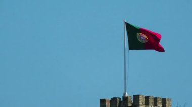 Sao Jorge Castle tarihi merkezinin Lizbon Portekizce şehir ve Tagus Nehri manzaralı bir komut verme tepenin işgal bir Mağribi kalesidir.